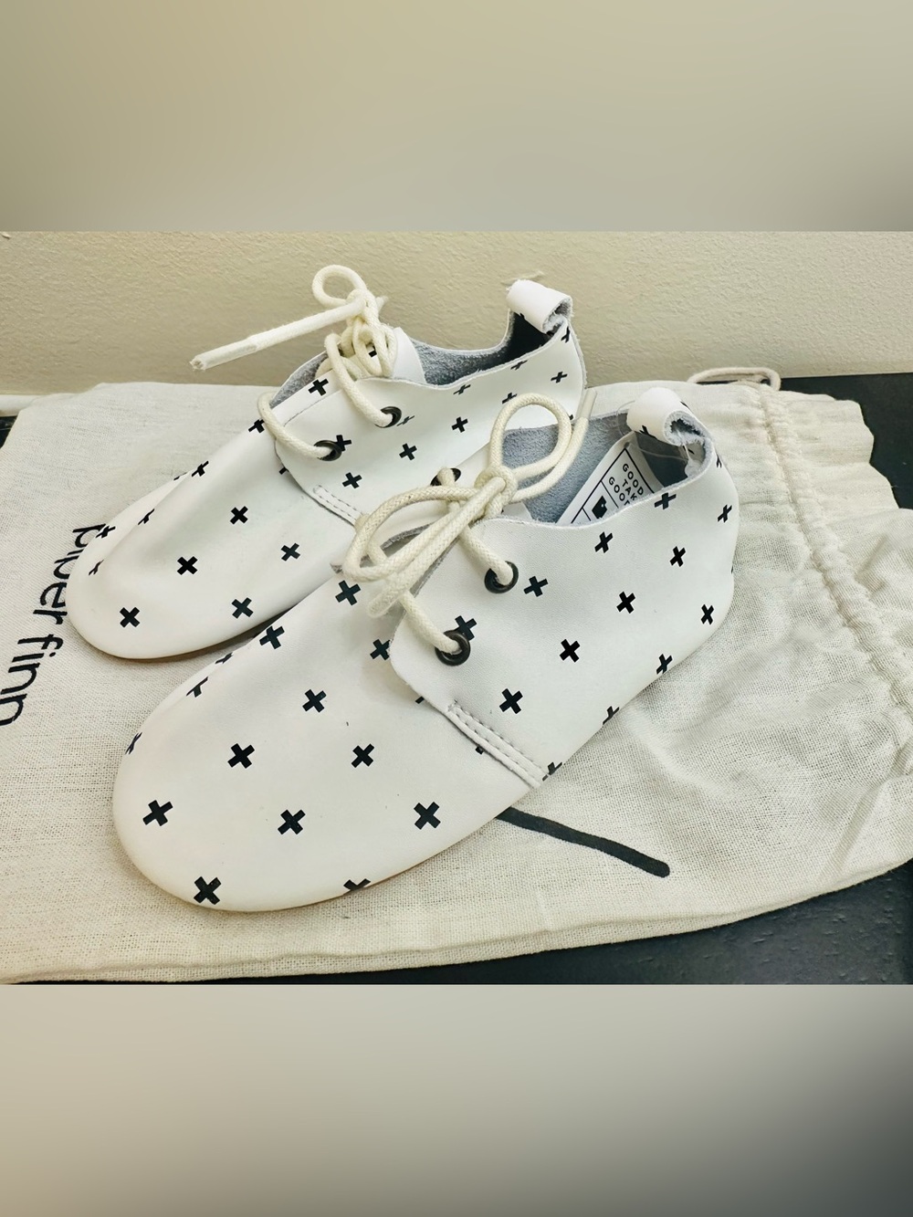 NWT Piper Finn White Kids' Moccasin Tie Shoes with Black Cross Pattern Sz 8T
